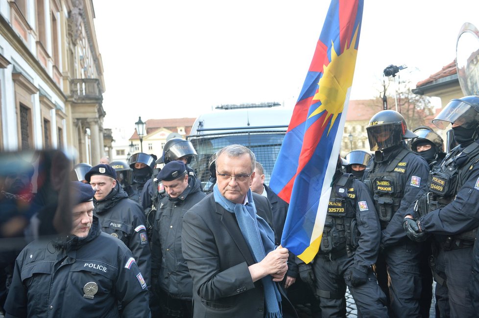 Miroslav Kalousek během protestu na podporu Tibetu a návštěvy čínského prezidenta v Praze