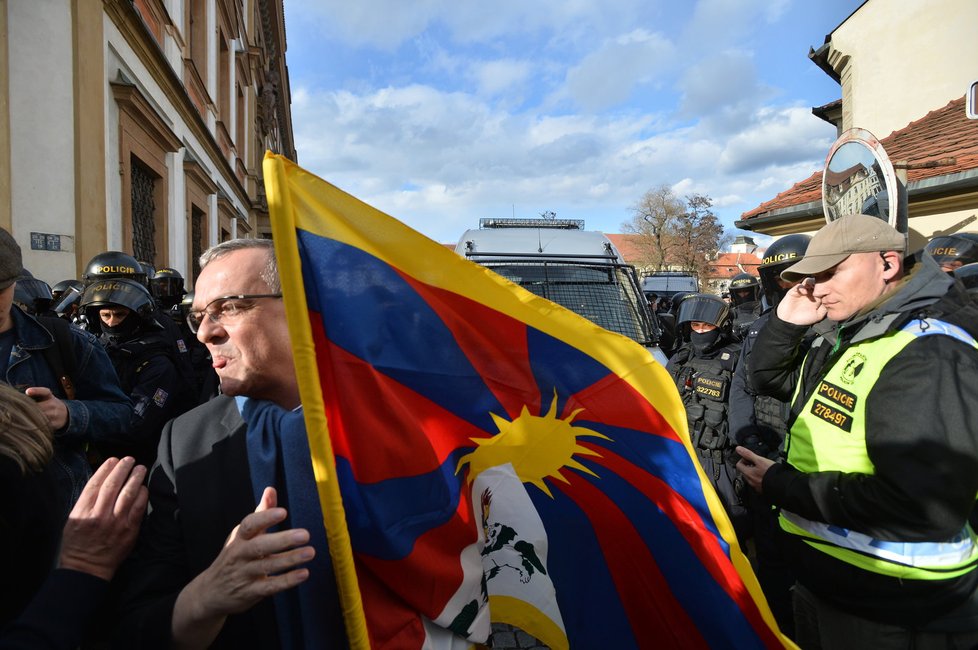 Miroslav Kalousek během protestu na podporu Tibetu při návštěvě čínského prezidenta v Praze.