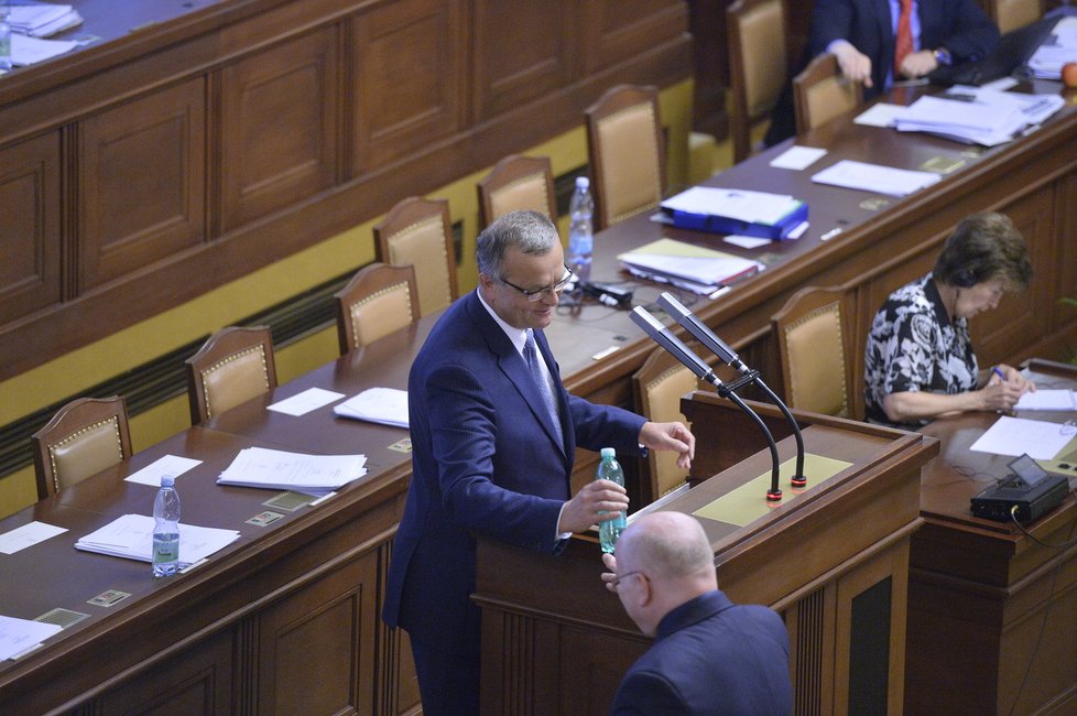 Při řečnění ve Sněmovně člověku vyschne v hrdle. A Miroslav Kalousek si připravil dlouhý proslov, proč je označení komunistický fízl dle něj v pořádku
