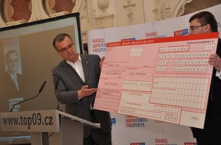 Miroslav Kalousek v roce 2010, kdy upozorňoval, že státní dluh je dluhem každého občana a rozesílal složenky na 121 tisíc