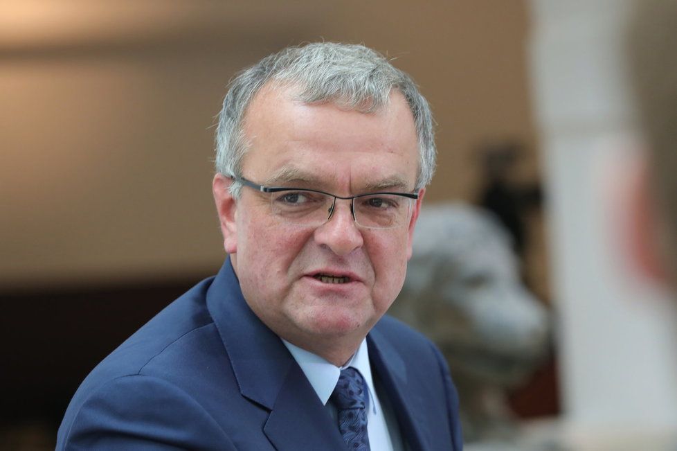 Miroslav Kalousek oznámil, že nebude znovu kandidovat na předsedu TOP 09. Po neúspěšných volbách, kdy Topka získala 5,31 procent, tak končí i on.