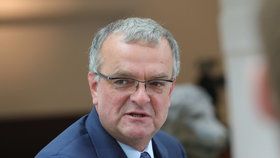 Miroslav Kalousek oznámil, že nebude znovu kandidovat na předsedu TOP 09. Po neúspěšných volbách, kdy Topka získala 5,31 procenta, tak končí i on.