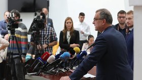 Miroslav Kalousek oznámil, že nebude znovu kandidovat na předsedu TOP 09. Po neúspěšných volbách, kdy Topka získala 5,31 procent, tak končí i on
