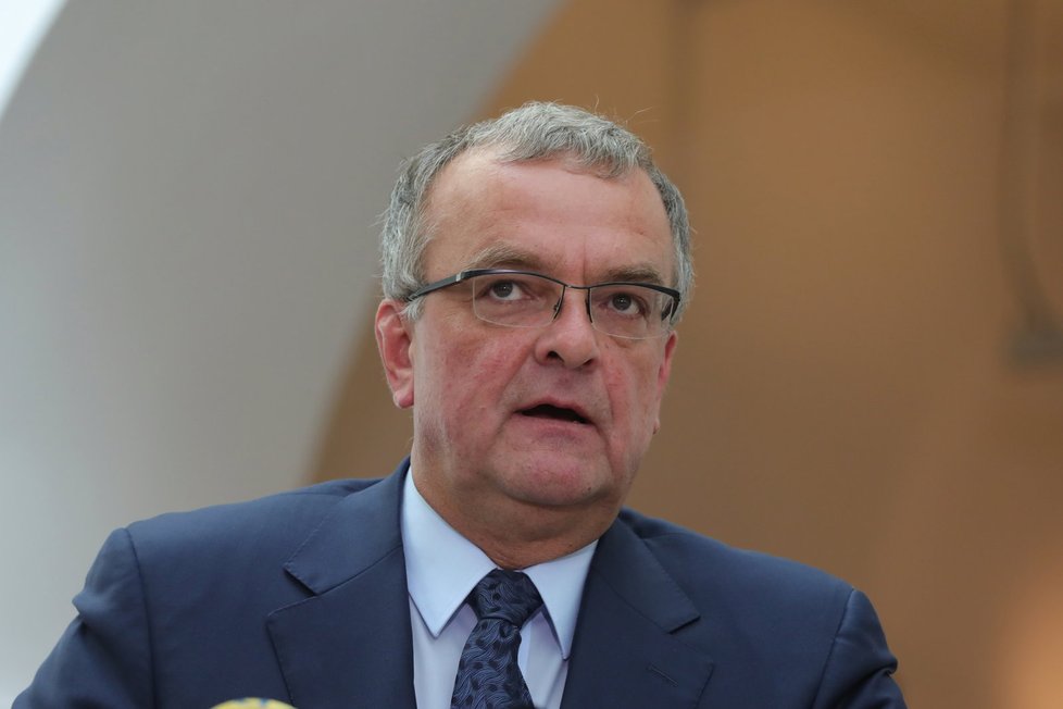 Miroslav Kalousek oznámil, že nebude znovu kandidovat na předsedu TOP 09. Po neúspěšných volbách, kdy Topka získala 5,31 procent, tak končí i on