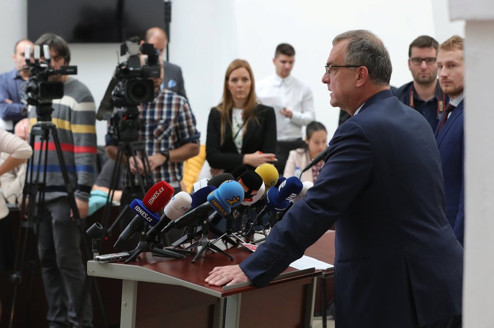 Miroslav Kalousek oznámil, že nebude znovu kandidovat na předsedu TOP 09. Po neúspěšných volbách, kdy Topka získala 5,31 procent, tak končí i on.
