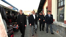 Ministr financí Miroslav Kalousek při razii v Pražské tržnici v Praze-Holešovicích
