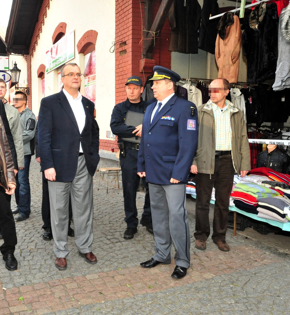 Miroslav Kalousek kontroloval své podřízené při práci