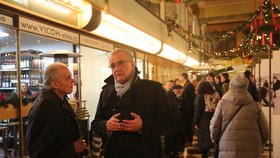 Miroslav Kalousek před pražskou Lucernou po mši za Karla Schwarzenberga (9.12.2023)