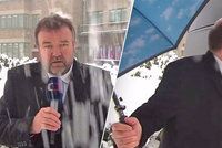 Reportér Karas z ČT pěnil vzteky: Najela do něj dodávka, přes zvony neslyšel, zasypal ho sníh