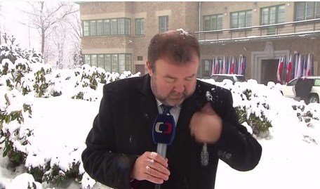 Na Miroslava Karase spadl sníh.