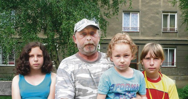 Kraft se svými dětmi na fotografii z léta loňského roku. Zleva je Žaneta (12), Jakub (6) sedí tátovi na klíně a vedle je Katka (11). Terezka (15) na fotografii chybí.