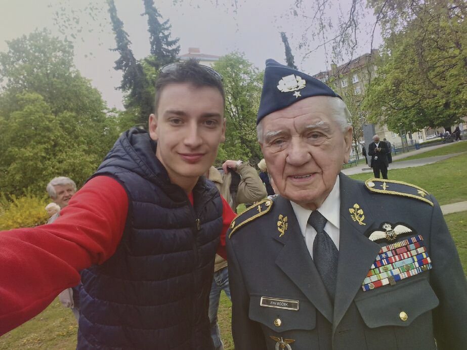 Emil Boček (95), bývalý pilot RAF z 2. světové války zaujímá u Miroslava Krupici (24) zvláštní postavení. Velmi si cení toho, co pro republiku udělal.