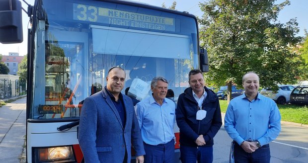 Brňák Miroslav Lerch (73) slaví 50 let za volantem trolejbusu: Na cestující se usmívá.