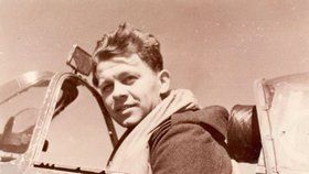 1942 – Miroslav Liškutín ve svém letounu Spitfire před bojem