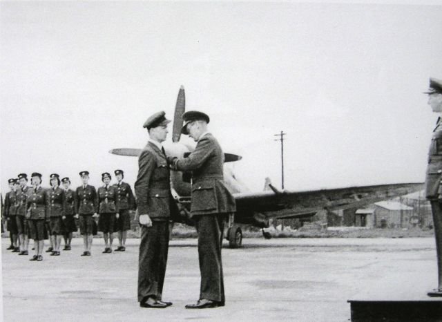 1945 - Blíží se konec války a Liškutín v Anglii přebírá další významné ocenění pro bojové piloty.