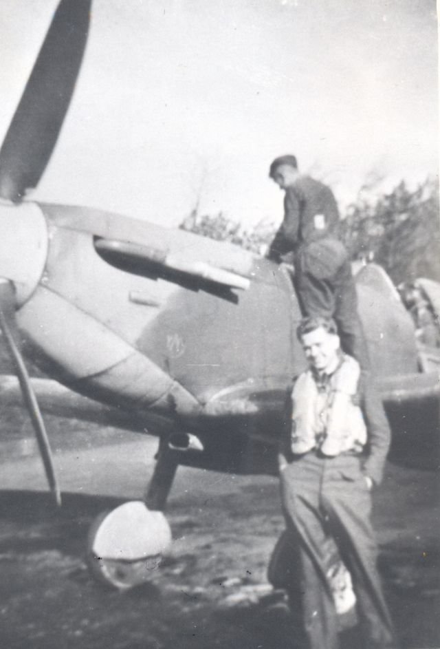 1942 - Liškutín, jeho letoun a člen letištního personálu připravující stroj na vzdušný souboj.