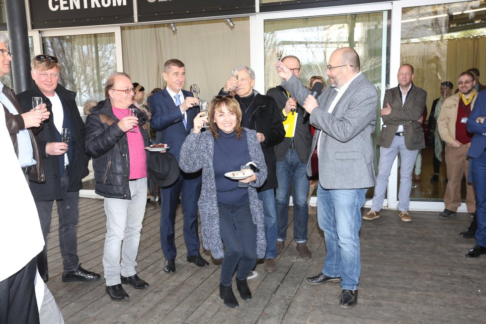 Přípitek: Miroslav Ludvík, Michal Dlouhý, Petr Janda, Andrej Babiš, Adriana Krnáčová, Jan Kodeš a Miroslav Bobek