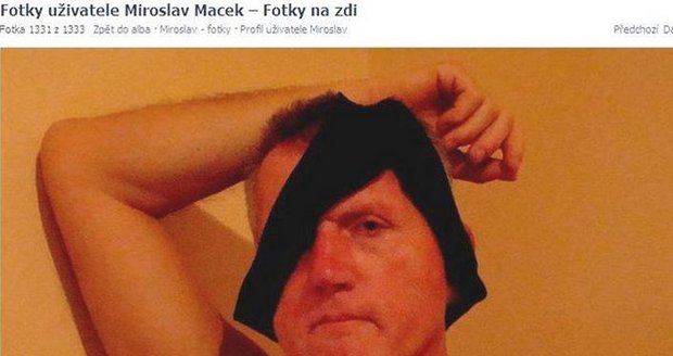 Miroslav Macek jako Jan Žižka, akorát místo pásky přes oko zvolil kalhotky...