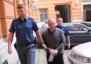 Justiční stráž přivádí Miroslava Minkse ke krajskému soudu v Brně, obžaloba jej viní z toho, že zavinil ochrnutí vlastního bratra.