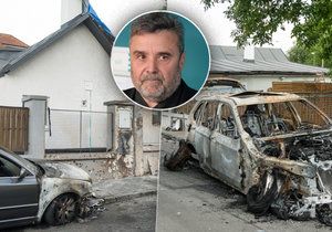 Místo zkázy. Palaščákův vůz lehl popelem, na odpis je i druhé auto, které stálo před domem.