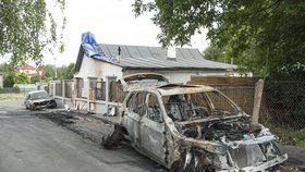 Místo zkázy. Palaščákův vůz lehl popelem, na odpis je i druhé auto, které stálo před domem.