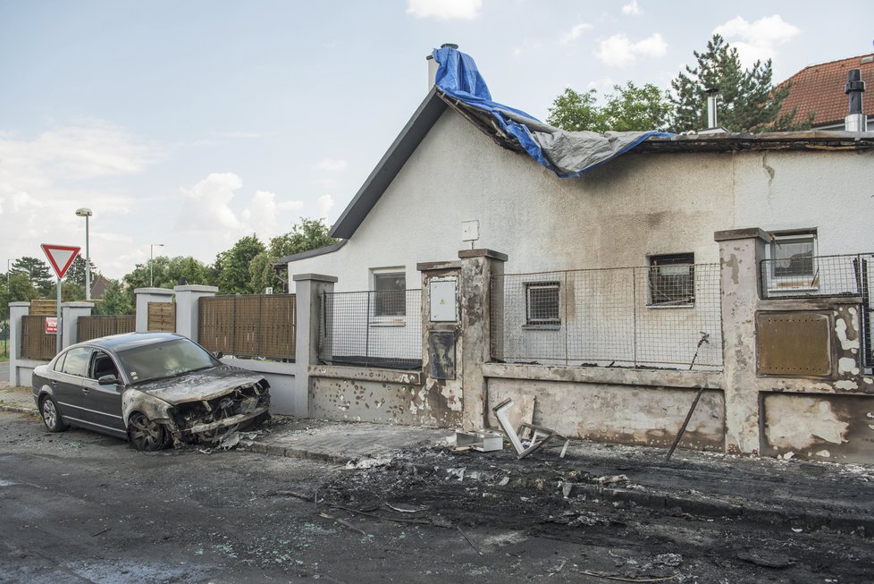 Plameny zasáhly střechu a fasádu, poškozena byla i přípojka rozvodu plynu.