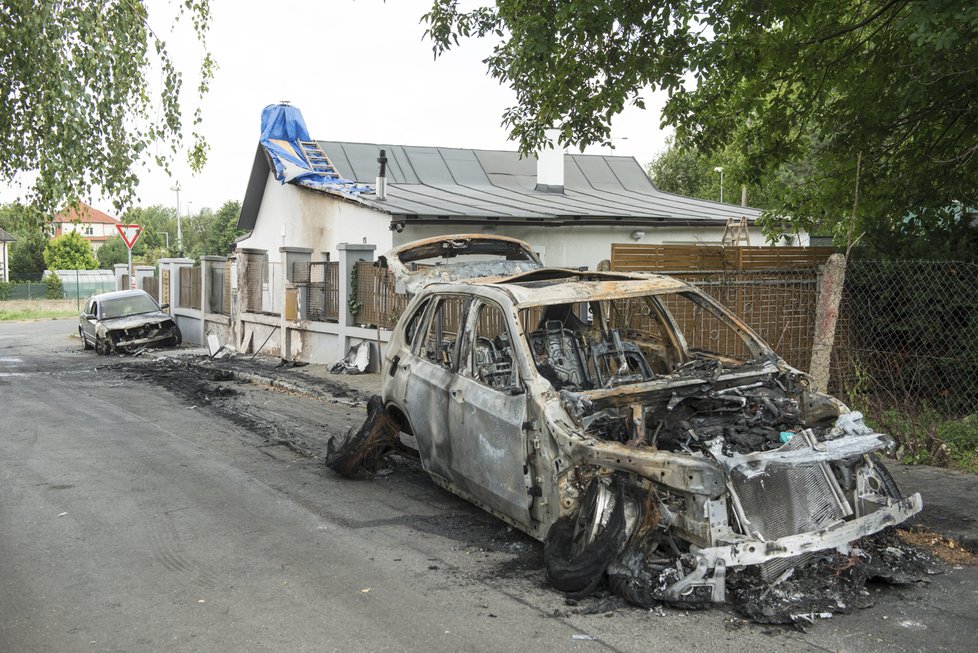 Místo zkázy. Palaščákův vůz lehl popelem, na odpis je i druhé auto, které stálo před domem.