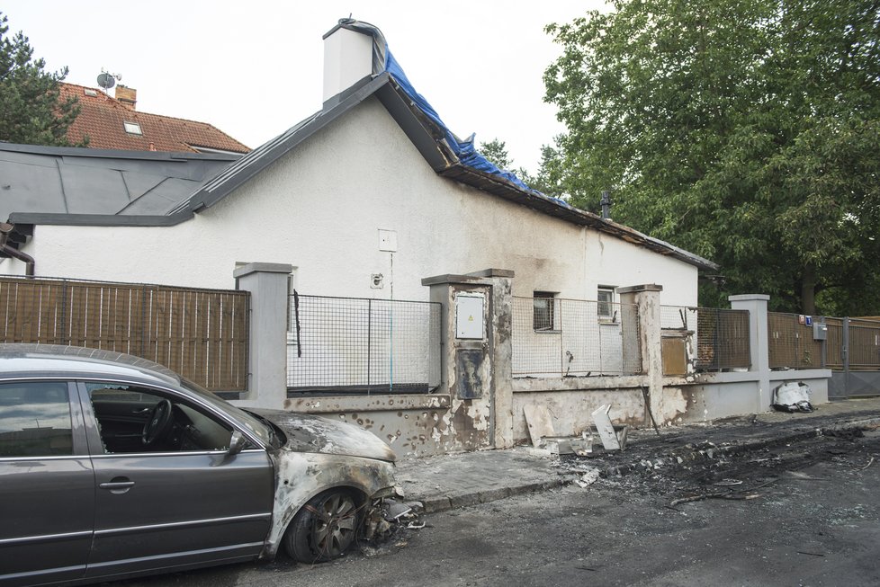 Plameny zasáhly střechu a fasádu, poškozena byla i přípojka rozvodu plynu.