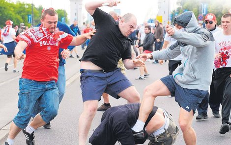 Fotbalový funkcionář Pelta coby násilník ve varšavských ulicích (uprostřed)!