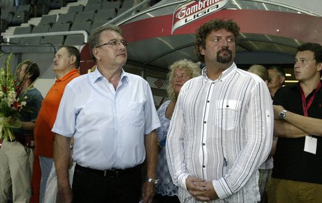 Ředitel Miroslav Platil (vlevo) a majitel Aleš Řebíček vyhlížejí ve Vršovicích Františka Komňackého.