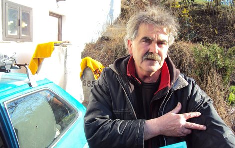Miroslav Pola u svého »domova«. Přespává v autě hned vedle domu, který mu exekutor zabavil.