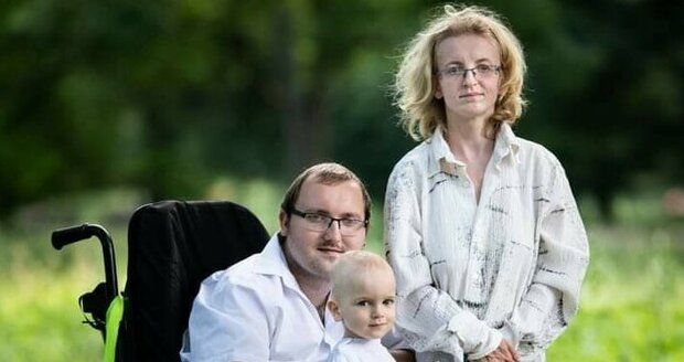 Miroslav Renát (27) se svou manželkou a synem.