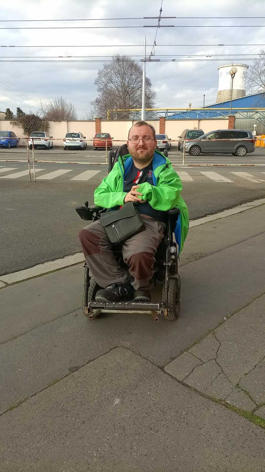 Miroslav Renát nutně potřebuje ke svému životu invalidní vozík. Ten stávající mu dosluhuje a na nový má podle pojišťovny nárok až za tři roky.