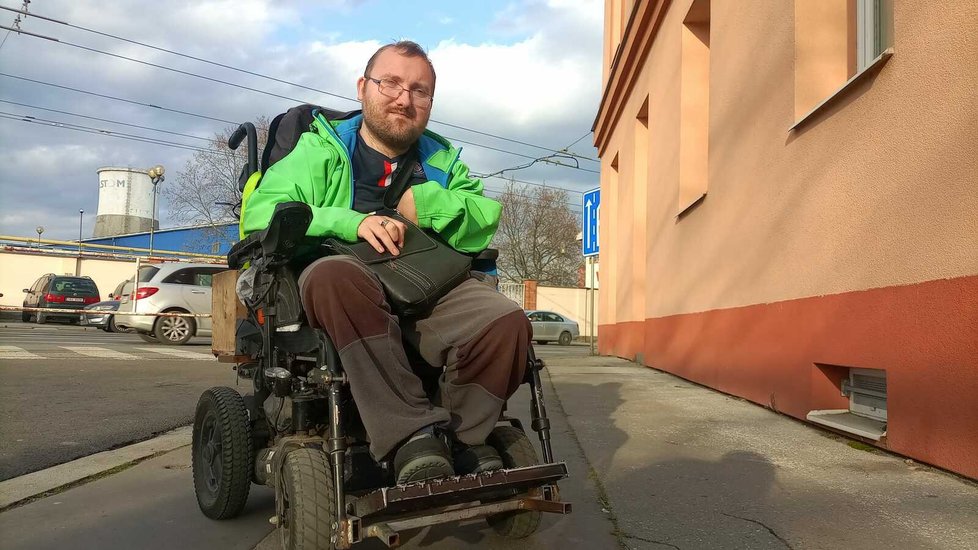 Miroslav Renát nutně potřebuje ke svému životu invalidní vozík. Ten stávající mu dosluhuje a na nový má podle pojišťovny nárok až za tři roky.