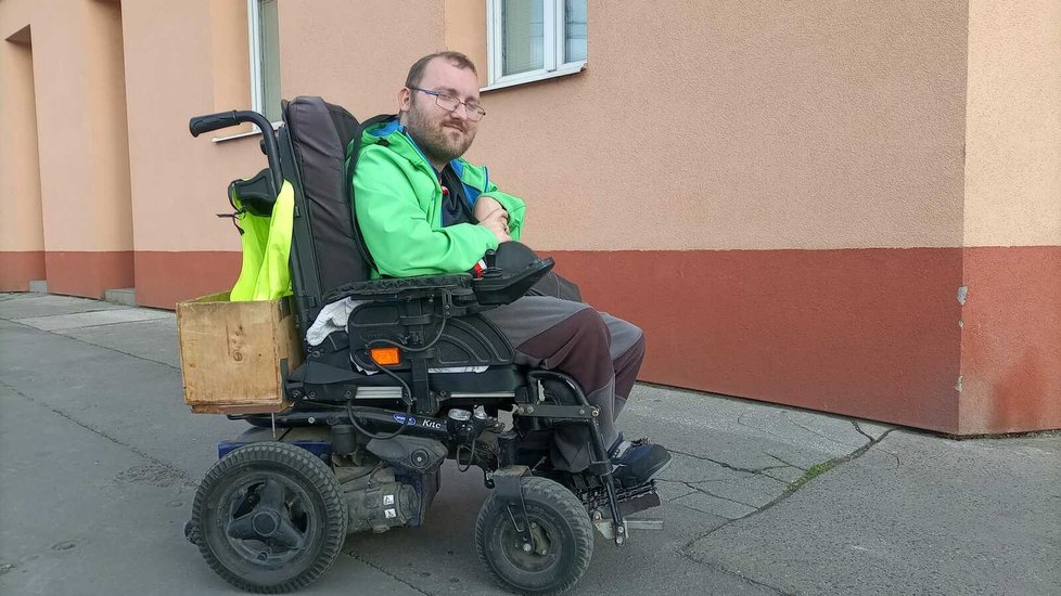 Miroslav Renát nutně potřebuje ke svému životu invalidní vozík. Ten stávající mu dosluhuje a na nový má podle pojišťovny nárok až za tři roky.