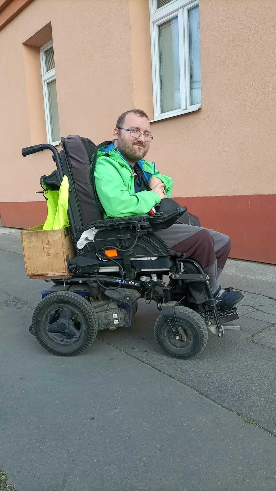 Miroslav Renát nutně potřebuje ke svému životu invalidní vozík. Ten stávající mu dosluhuje a na nový má podle pojišťovny nárok až za tři roky.