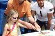 S dcerou Kordulkou a hercem Mirkem Šimůnkem krájel dort pro děti.