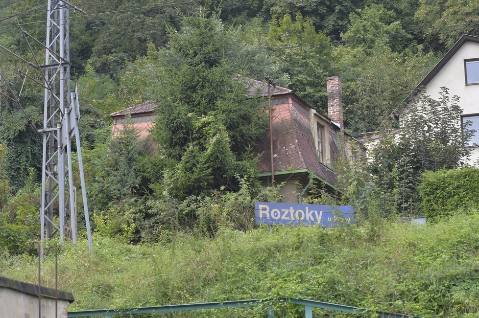 Vyšetřovatelé prohledávali další domy v Roztokách u Prahy, tady se naštěstí nález munice nepotvrdil.