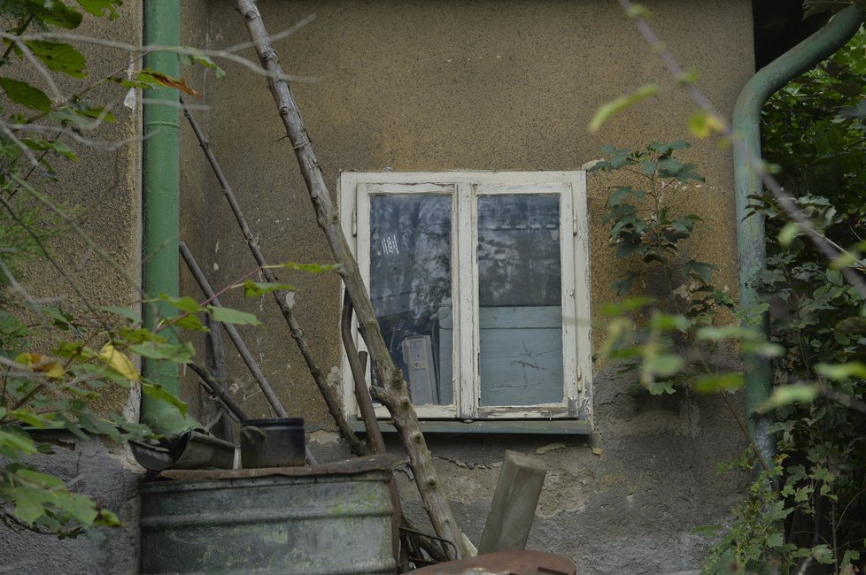 Vyšetřovatelé prohledávali další domy v Roztokách u Prahy, tady se naštěstí nález munice nepotvrdil.