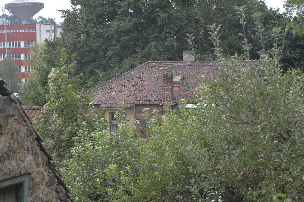 Starý dům v Roztokách je opuštěný, nikdo v něm nežije desítky let.
