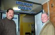 Miroslav Šlouf (vpravo) a Dalibor Štambera jdou na urologické oddělení znojemské nemocnice navštívit expremiéra Miloše Zemana, který se dnes ráno po ledvinové kolice podrobil drobnému chirurgickému zákroku