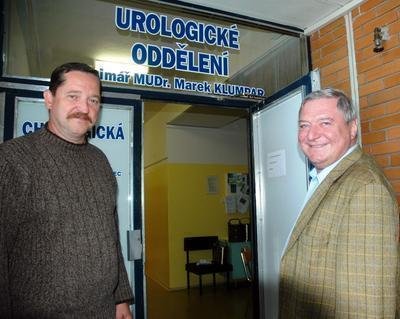 Miroslav Šlouf (vpravo) a Dalibor Štambera jdou na urologické oddělení znojemské nemocnice navštívit expremiéra Miloše Zemana, který se dnes ráno po ledvinové kolice podrobil drobnému chirurgickému zákroku