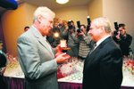Miloš Zeman se chlubí dárkem, který Miroslavovi Šloufovi přivezl – odznak, který mu zbyl z dob jeho členství v ČSSD