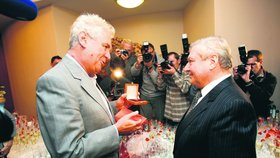 Miloš Zeman se chlubí dárkem, který Miroslavovi Šloufovi přivezl – odznak, který mu zbyl z dob jeho členství v ČSSD