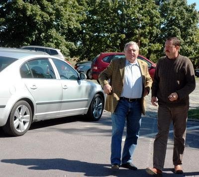 Miroslav Šlouf (vpravo) a Dalibor Štambera jdou na urologické oddělení znojemské nemocnice navštívit expremiéra Miloše Zemana, který se dnes ráno po ledvinové kolice podrobil drobnému chirurgickému zákroku