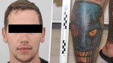 Středočeši hledali uprchlého potetovaného vězně: Sebral ho joggující policista v Pardubicích