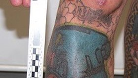 Vězně prozradila jeho výrazná tetování.