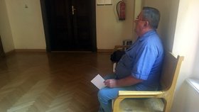 Chlípný tatík: Invalidní důchod svého syna prohýřil s prostitutkami v nevěstinci