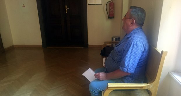 Miroslav Smrž prohýřil velkou část invalidního důchodu svého postiženého syna za prostitutky.