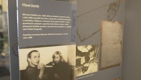 Fotografie z policejního muzea, Stehlík při rekonstrukci vraždy